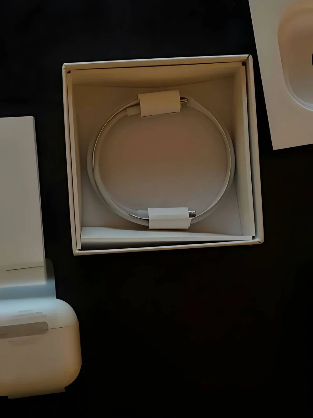 Apple White Wireless Earbuds Headset - Compact Stereo AirPods